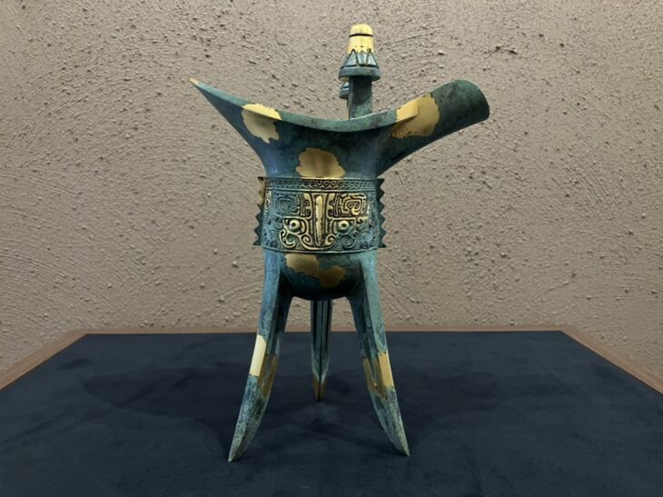 秦 蔵六 作『鍍金銅 爵 床置 饕餮文子孫爵 』 ｜骨董品買取 緑和堂