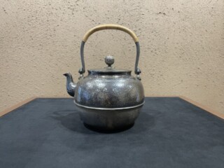 一鶴斎 造『純銀 望月形 鎚目 湯沸』 ｜骨董品買取 緑和堂
