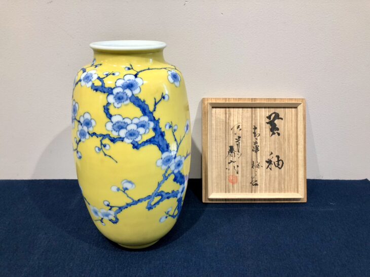 二代 真葛 香山 作 『黄釉 青花 梅之図 花瓶』 ｜骨董品買取 緑和堂