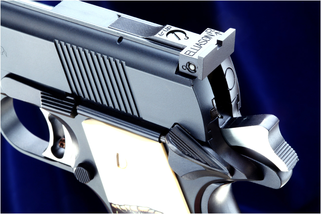 コブラグリップが完全再現された「WA【コルト】コブラ／ロイヤルブルー