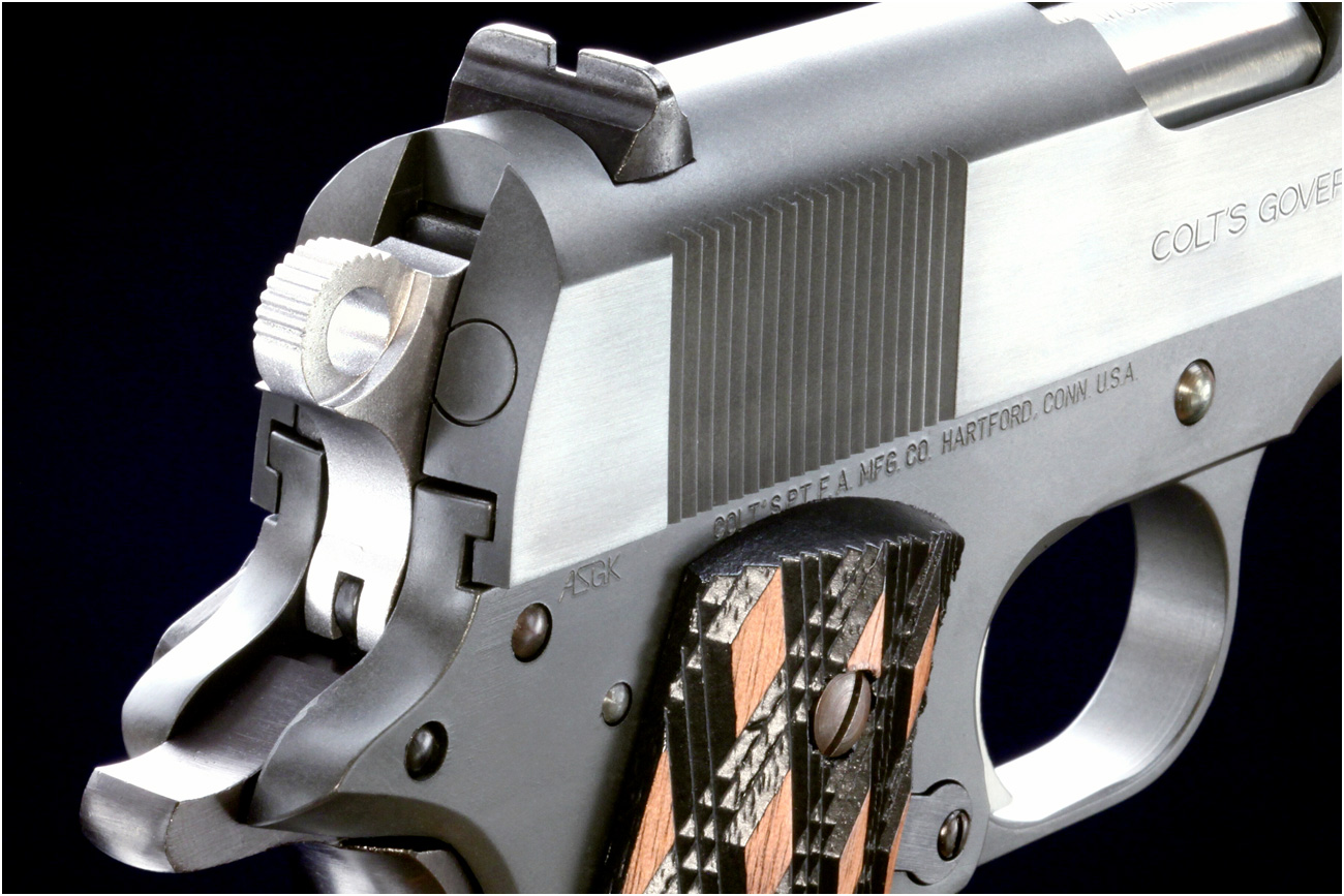 リアルな外観とズッシリとした重量感！カーボンブラックヘビーウエイト