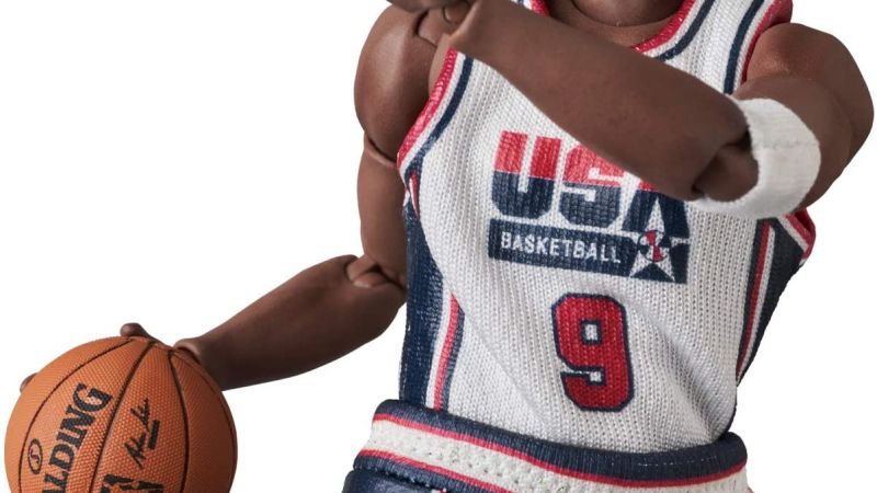 Photos and Info for the MAFEX Michael Jordan – 1992 Dream Team