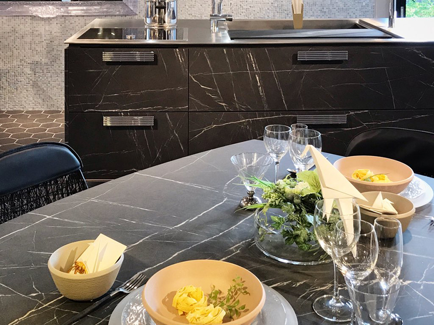 しっとりとした肌触りとエレガントなデザイン「ブラックマーブル」in