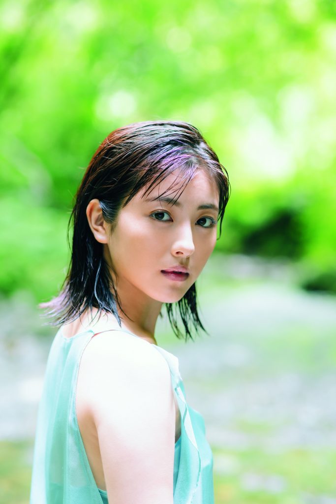 浜辺美波 20歳記念写真集「20」発売決定! | 東宝芸能