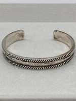 インディアンジュエリー【NAVAJO／ナバホ】より、チゼルワークバングル