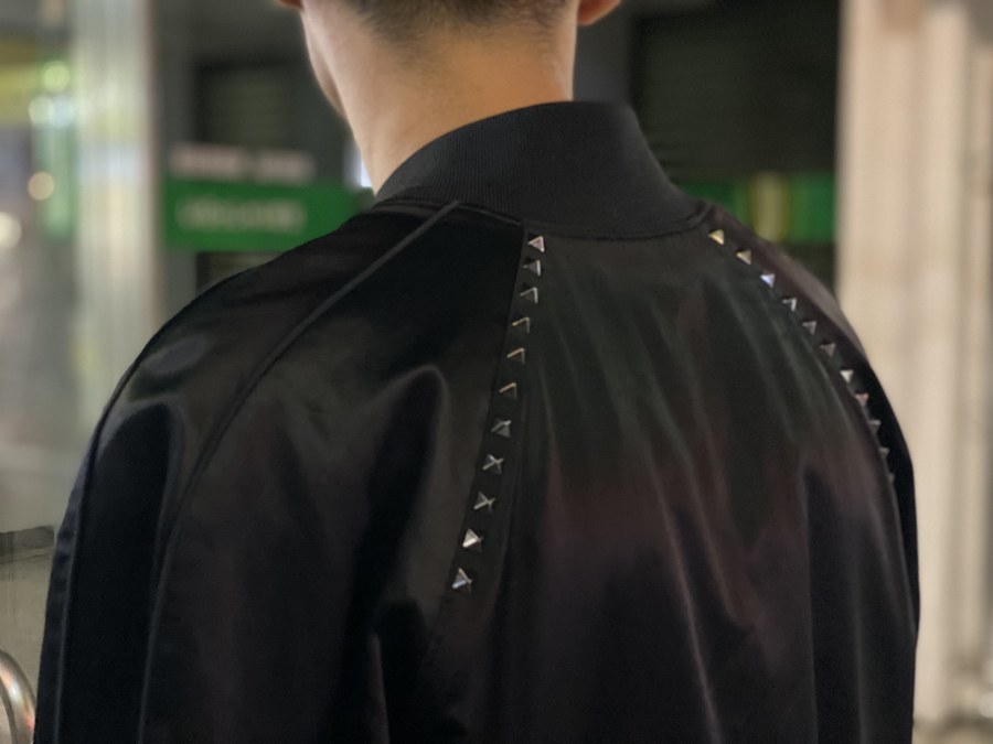 VALENTINO / ヴァレンティノよりロックスタッズサテンボンバー