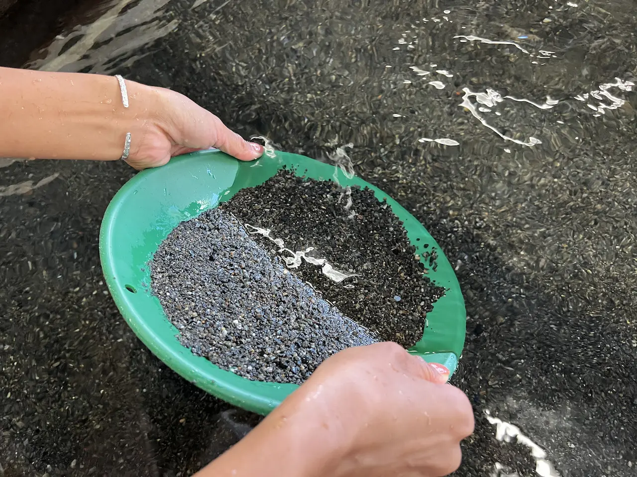 砂金採りに挑戦！西伊豆・土肥金山で貴重な体験や見学を楽しもう