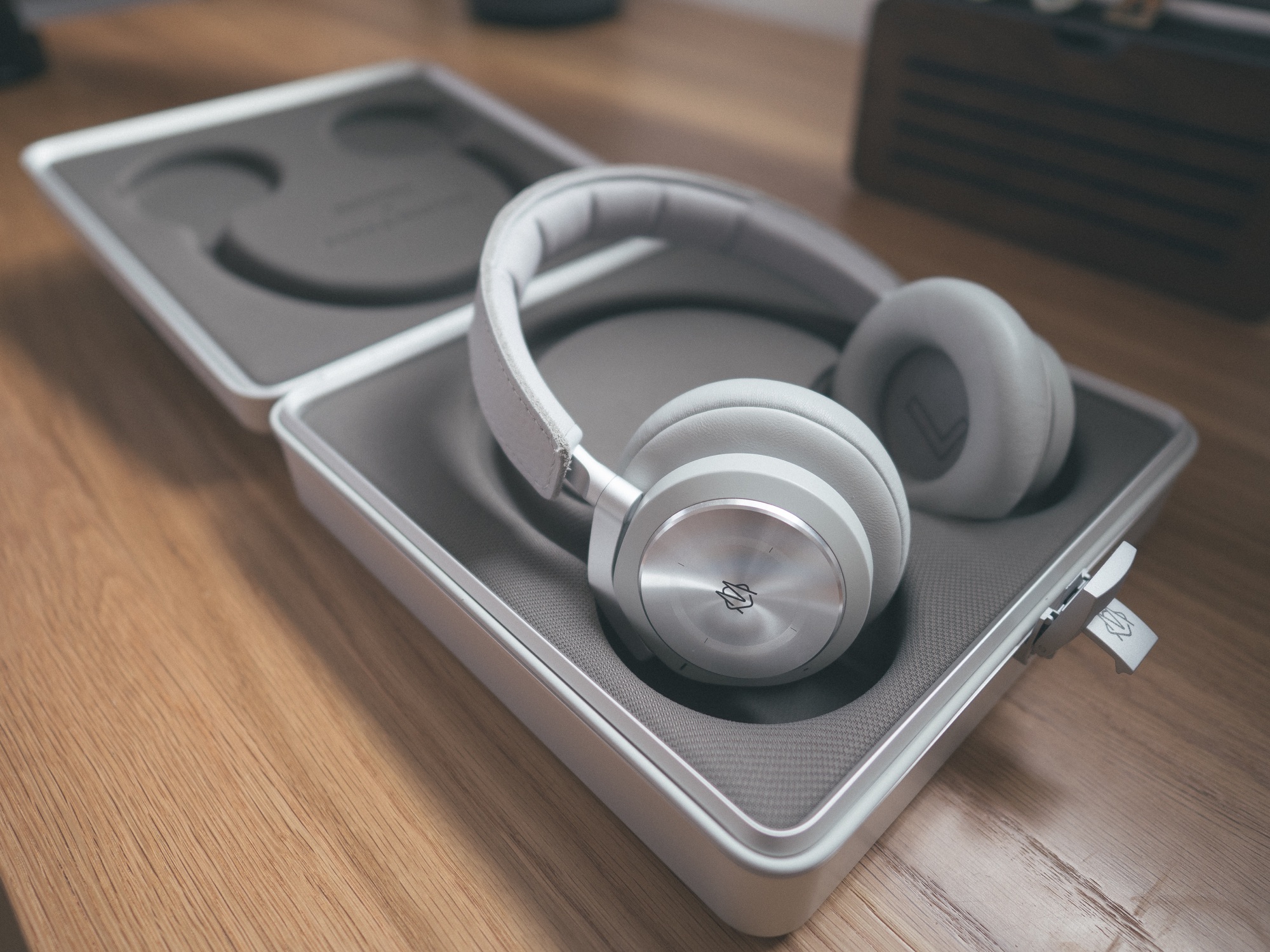 B&O x Rimowa H9i Special Edition – The MountainBorn