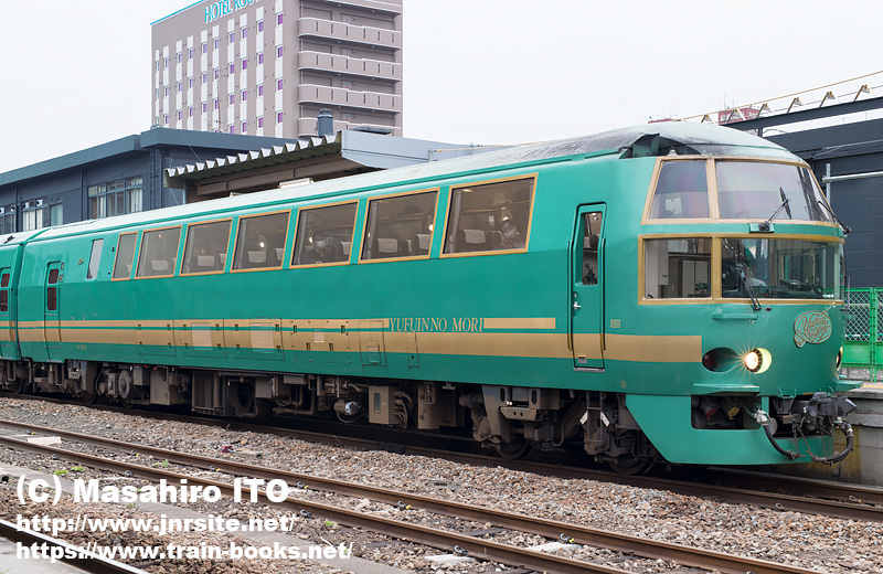 観光特急「ゆふいんの森 3・4号」の4号車に連結されている キハ71 1