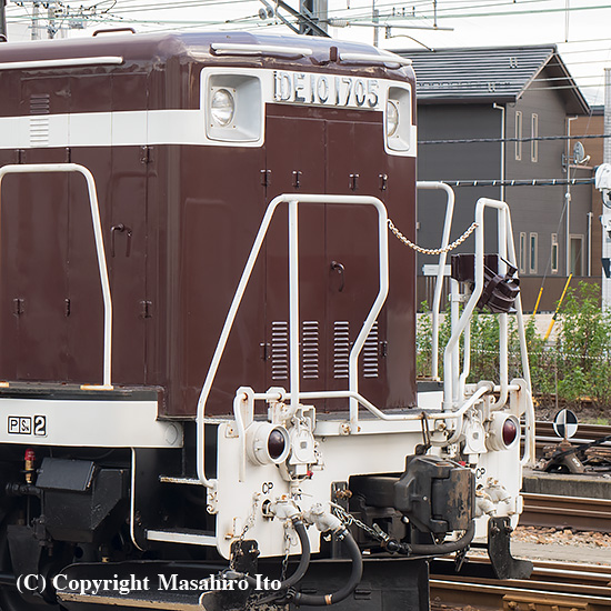 茶色に塗装されたぐんま車両センターの DE10 1705 | トレインブックス