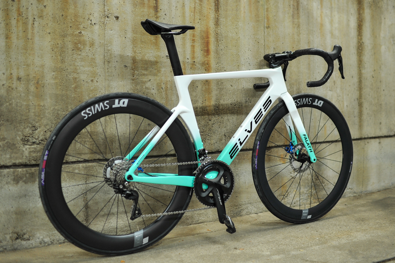 セカンドグレードでも十分なエアロフォルム！「ELVES BIKE FALATH PRO