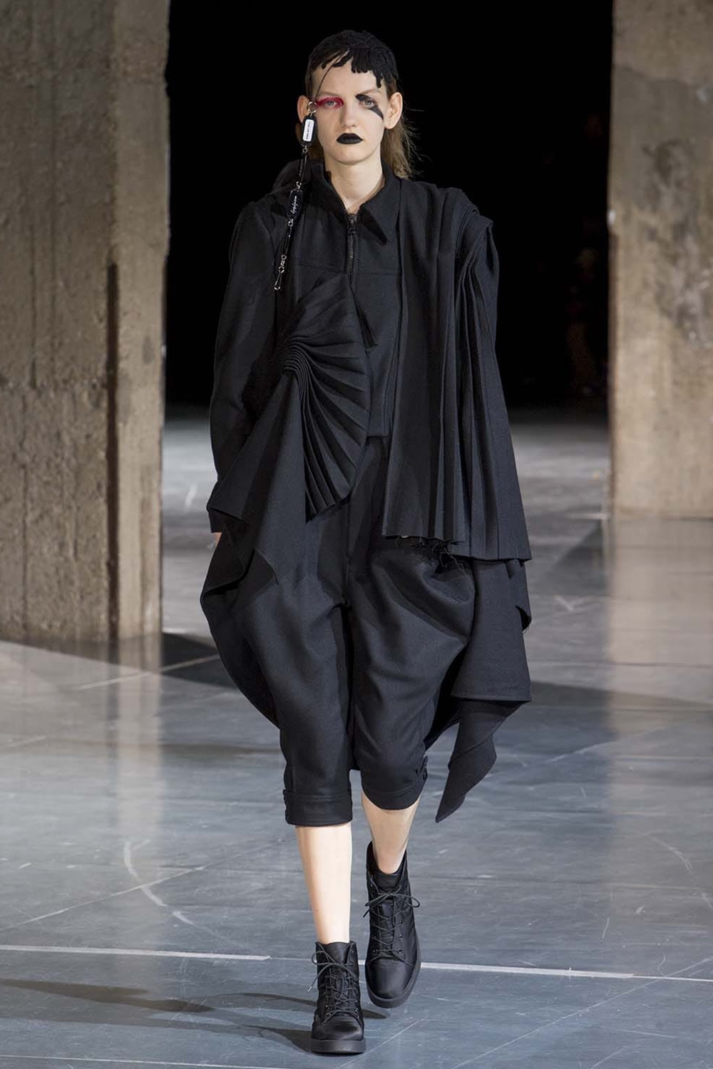 AUTUMN / WINTER 2017-18 | Yohji Yamamoto (ヨウジヤマモト) Official