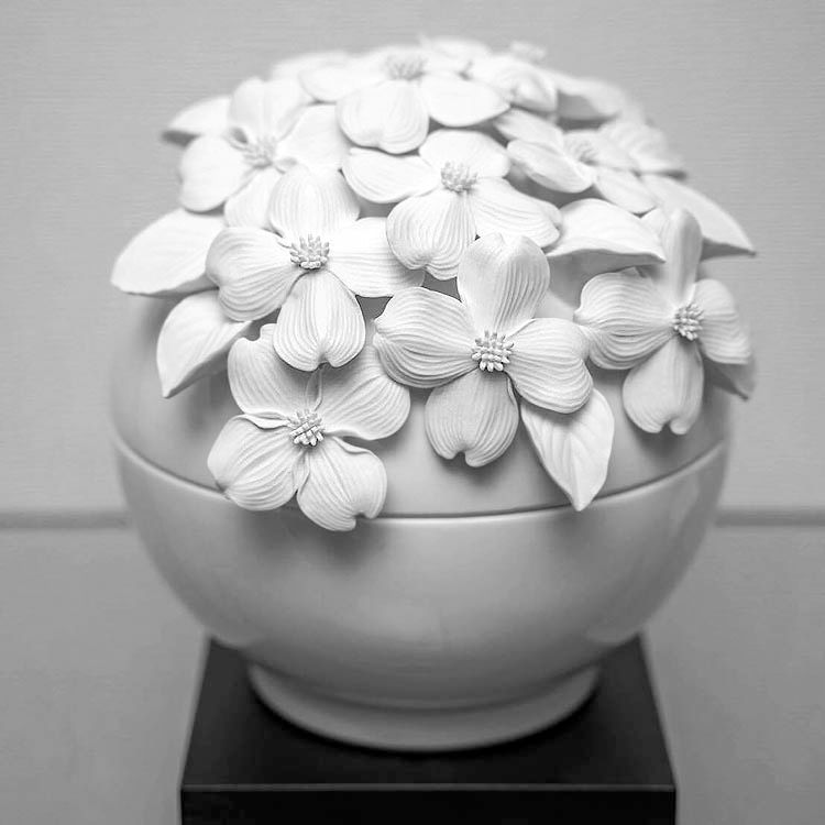 お骨壺【はなみずき・大・白】磁器彫刻作家・英一郎作品 - よかもん市場