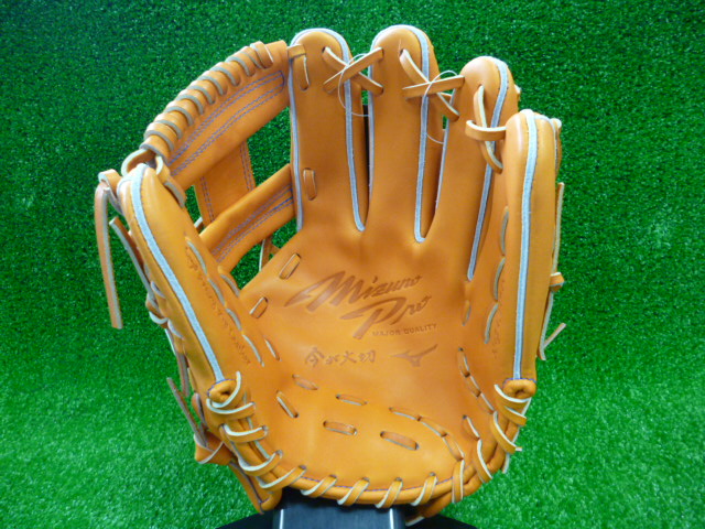 元プロ野球選手石井琢朗氏とミズノの共同開発グラブ入荷しています