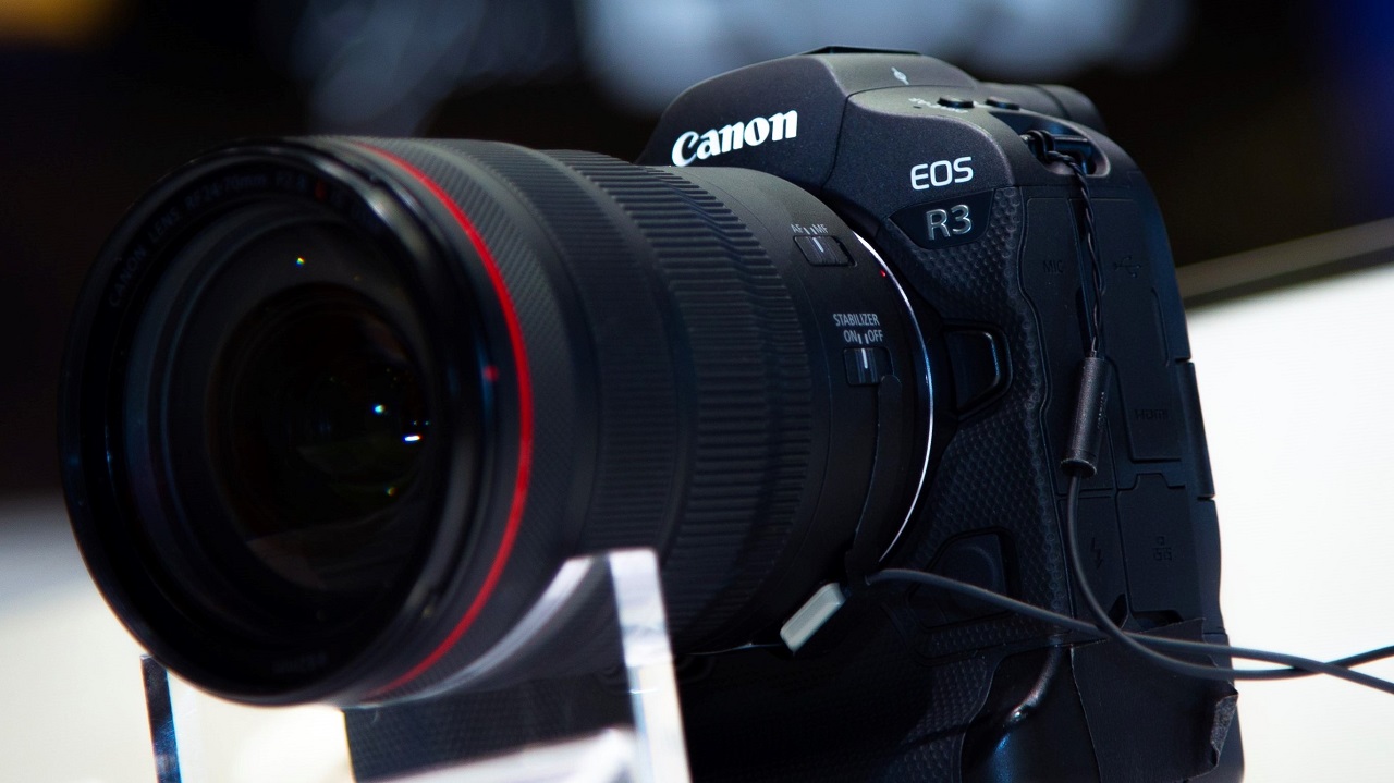 キヤノン「引き下がれない」、視線入力AF復活 逆転の小型化 | 日経
