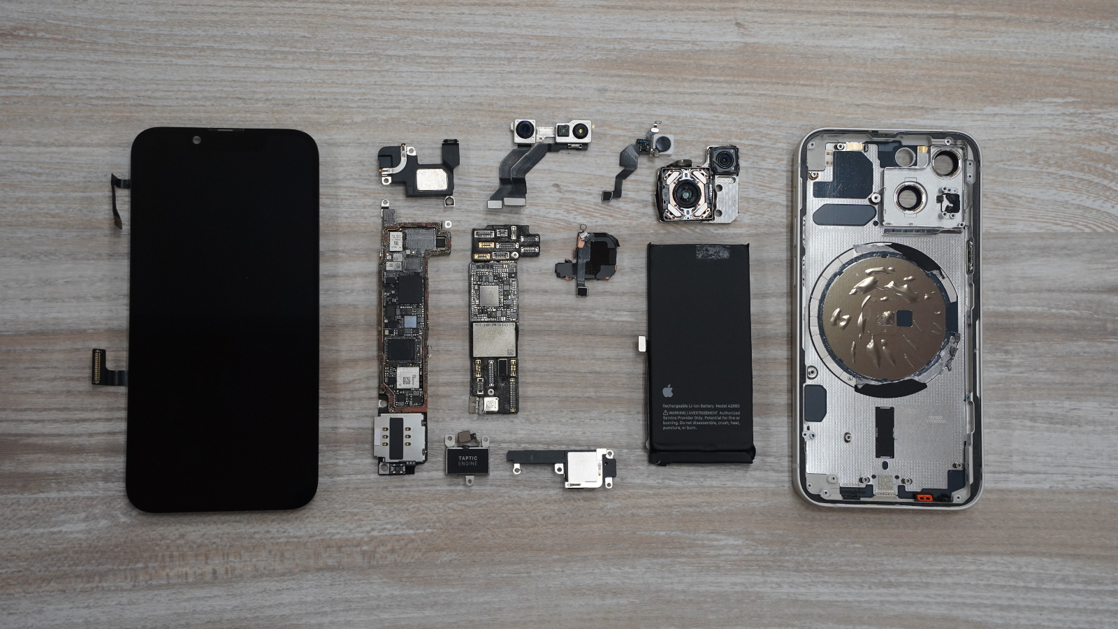 iPhone 13 miniを分解、技術者の目を引くコンパクトさと内部設計（3