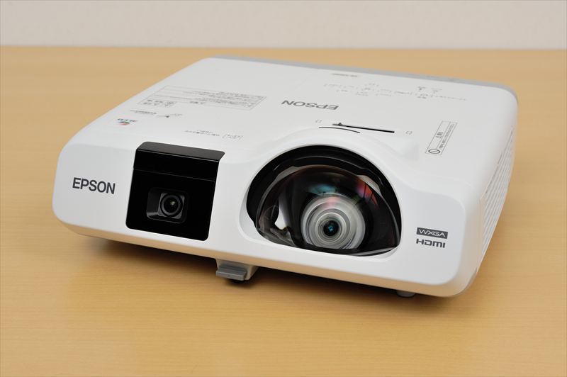 至近距離から映し出せる超短焦点プロジェクター「EB-536WT」 | 日経