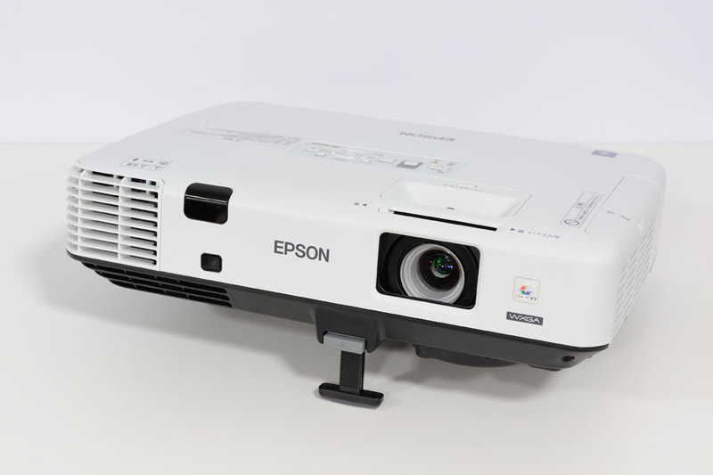 高輝度4200ルーメンで重さ3.9kgと軽量！色の再現性にも優れた多機能
