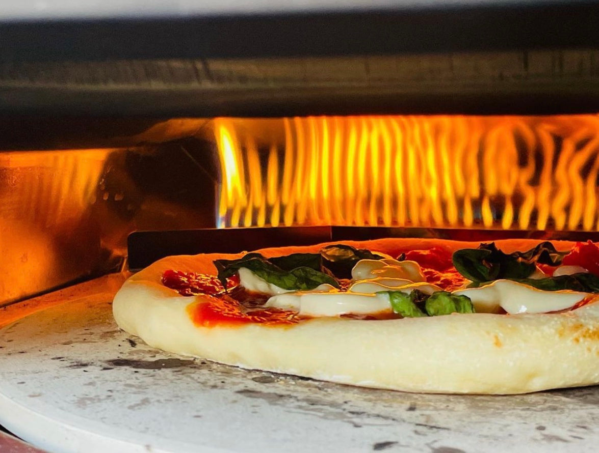 ピザ愛好家のための回転式ピザ窯 ガス式「STELLA（ステラ）」 – 山の