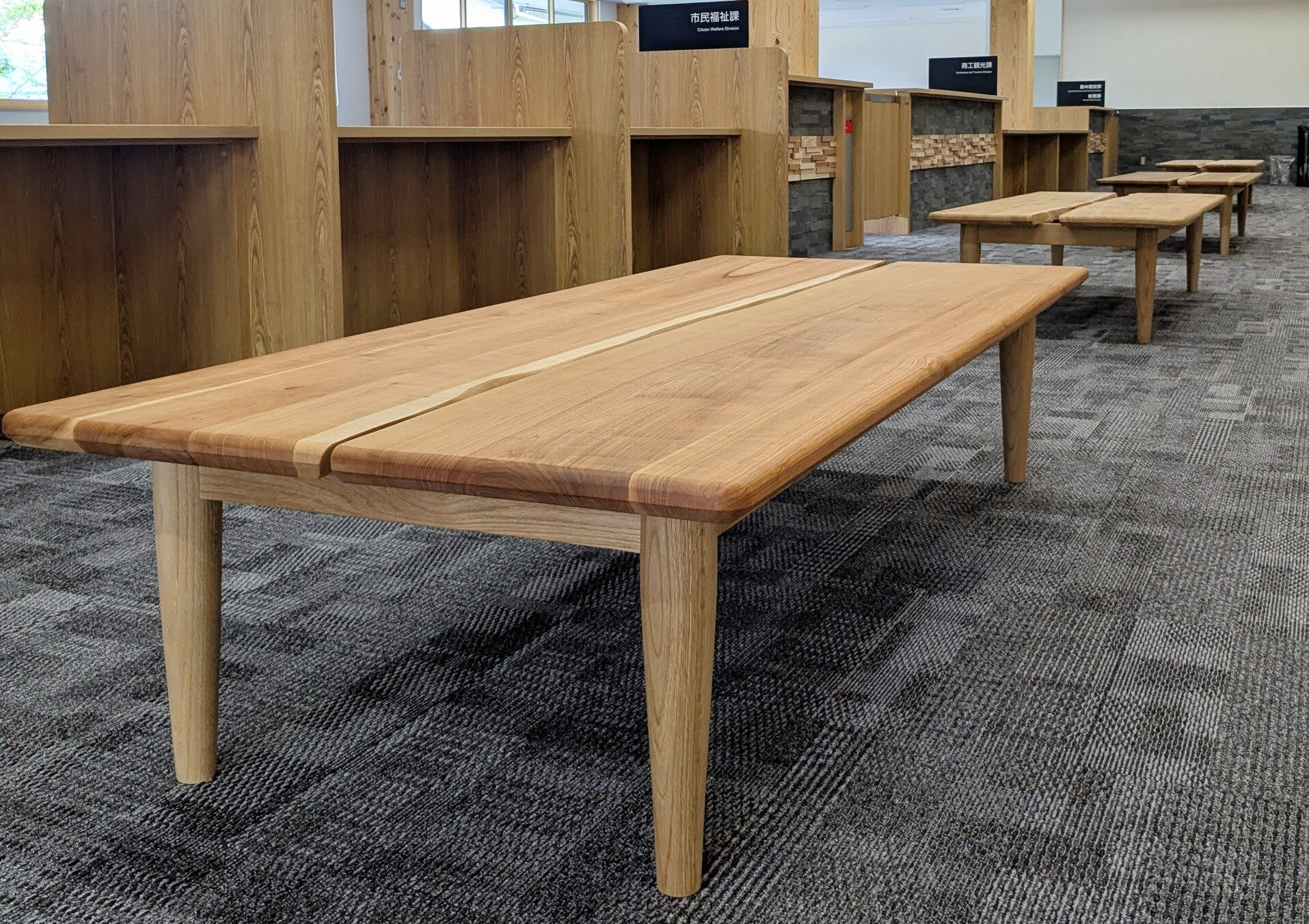 地域の木でつくるあたたかな空間。ヒマラヤスギとサクラのベンチ｜伊那