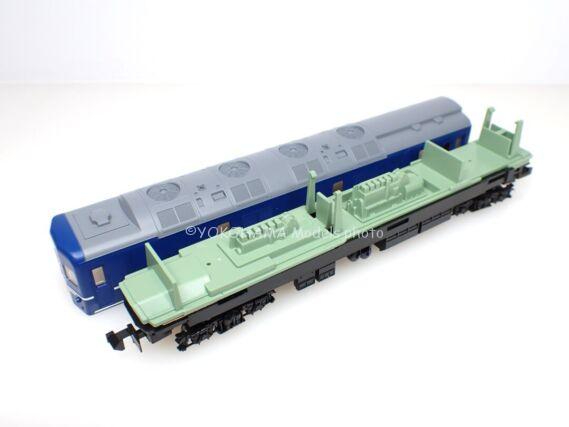 カニ24 0番代（後期型・銀帯）が入線です。TOMIX 9540 24系寝台客車