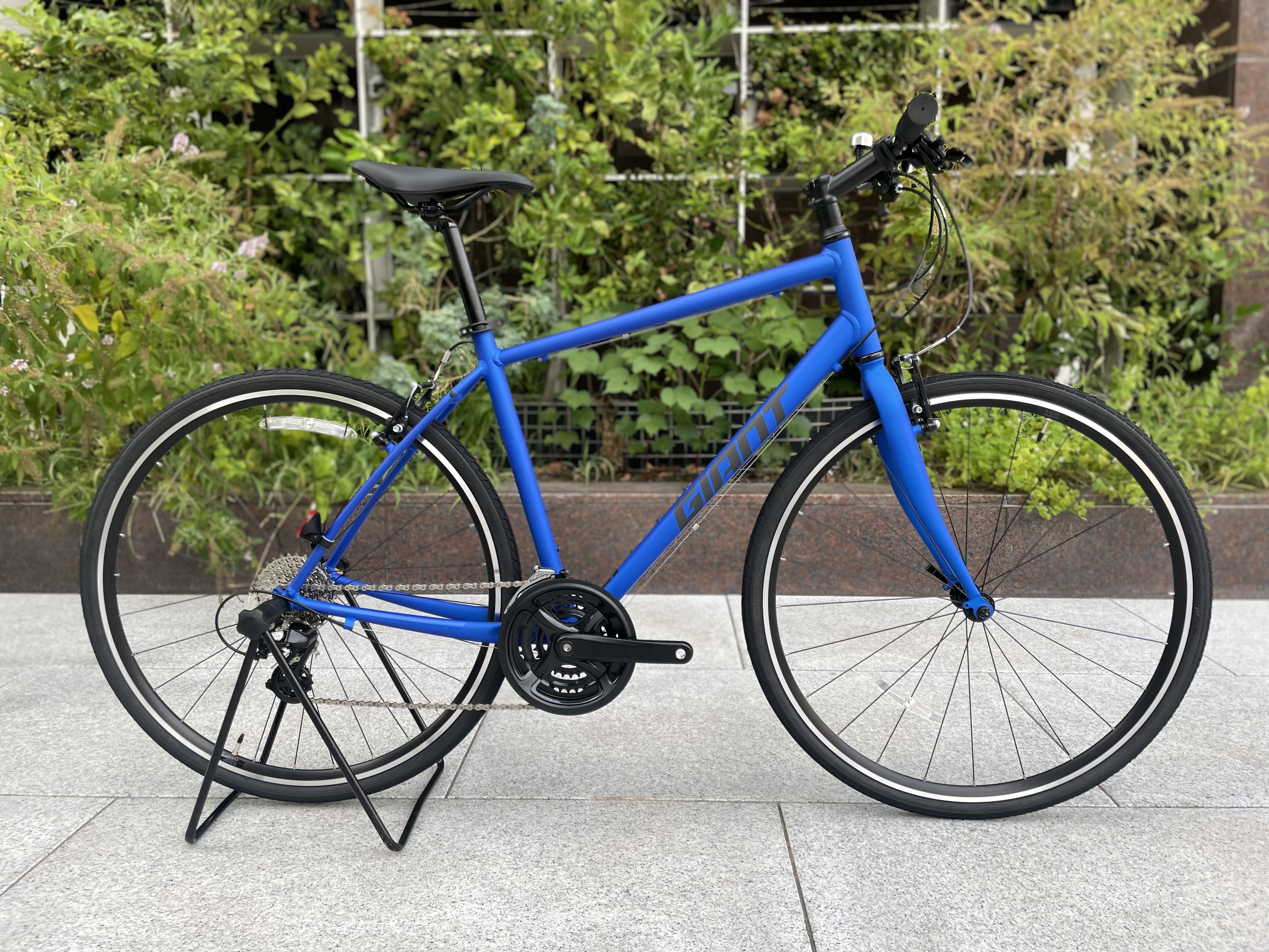 鮮やかカラーがたくさん！スタンド付きクロスバイクがなんと6万円以下