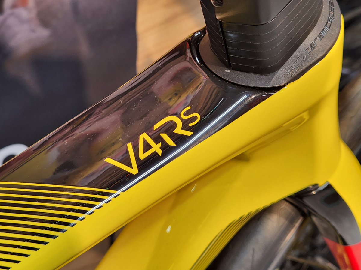 COLNAGO】日本限定20台！マイヨジョーヌカラーの『V4RS TDF』を