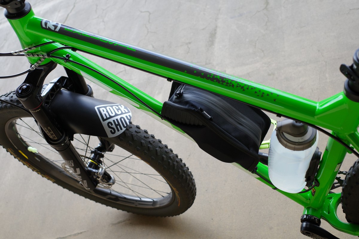 スタッフバイクカスタム】フィドロック沼にはまる① フレームバッグ