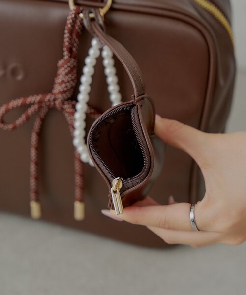 Chico（チコ） ボストンバッグ 「2サイズ展開」チャーム付きスクエア