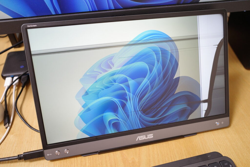 モバイルディスプレイの液晶画面が割れました。取り扱いには注意しま