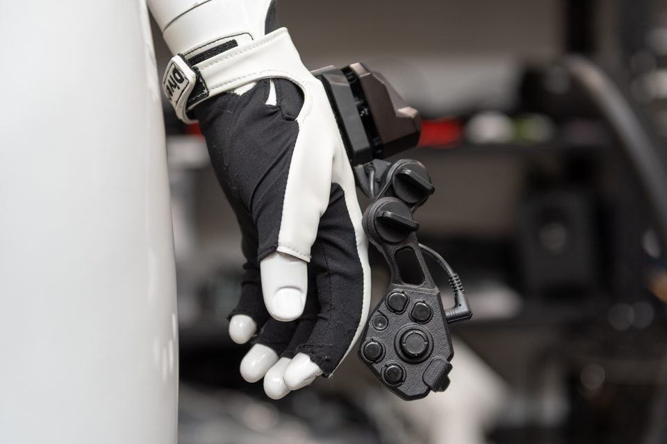 導入事例：VRの未来を手に持つグローブ型デバイス / Diver-X株式会社