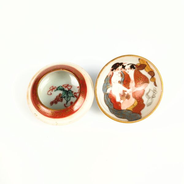 九谷焼 赤絵春画盃台付宝珠型盃 – 古美術西川