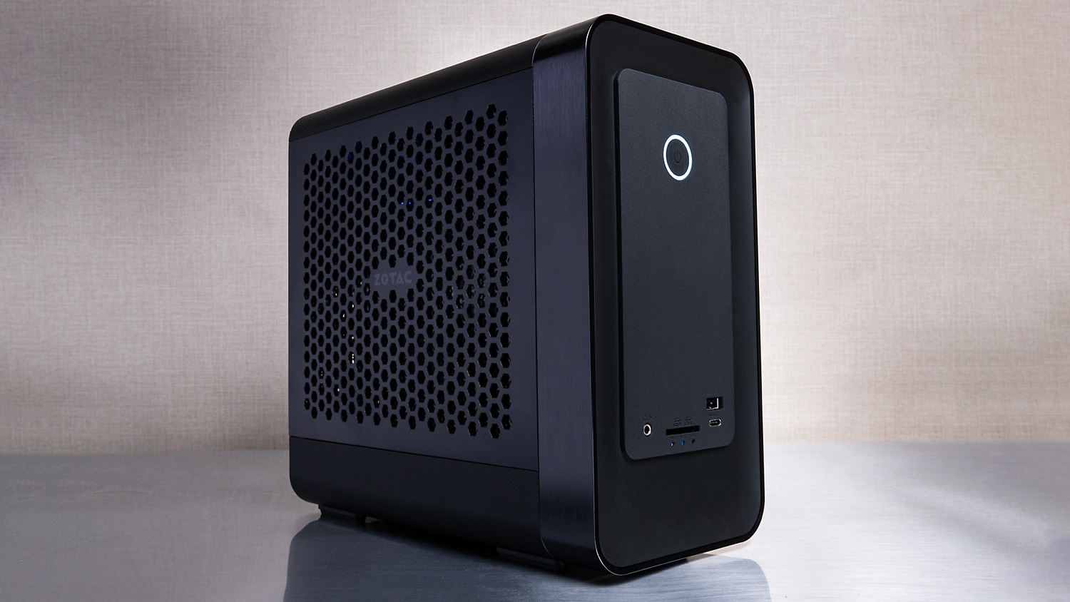 よく入ったな……25×12cmのボディにRTX 4070ビデオカードを搭載するZOTAC