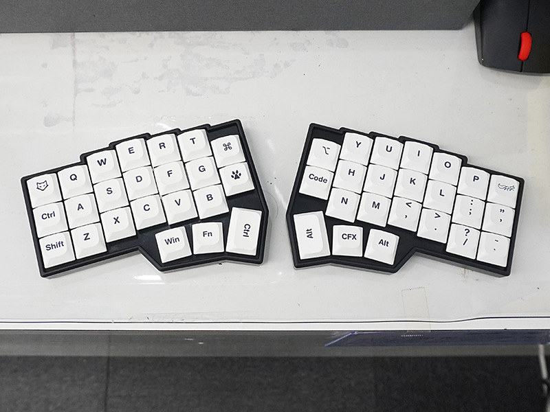 コンパクトな左右分離型キーボードの自作キット「Corne V4 Cherry