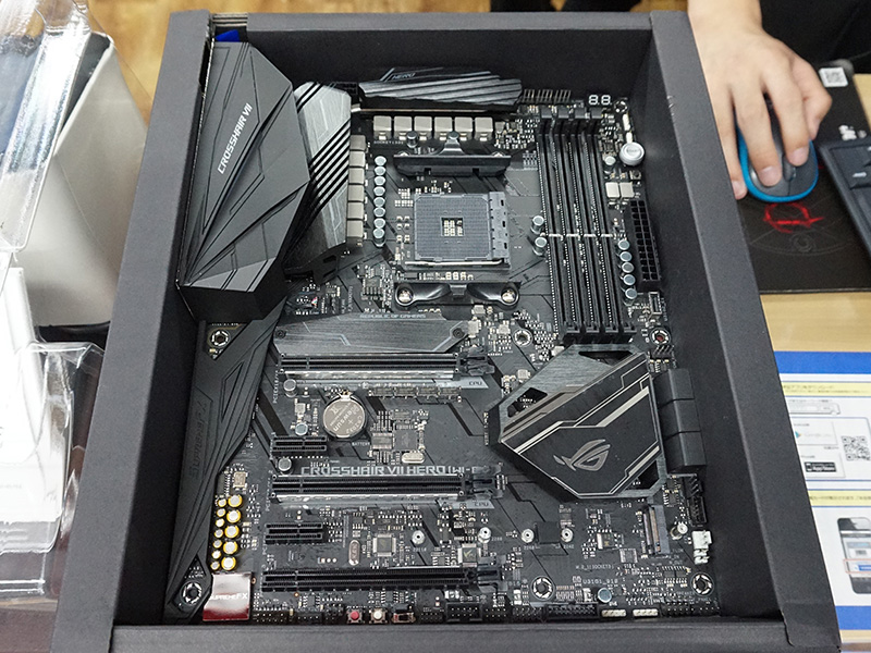 ASUSの第2世代Ryzenマザー「ROG CROSSHAIR VII HERO」のWi-Fiモデルが