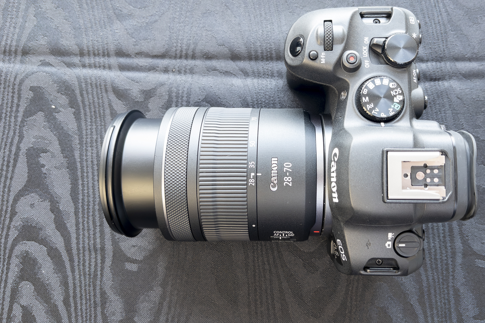 キヤノン、小型軽量でF2.8通しの標準ズームレンズ「RF28-70mm F2.8 IS