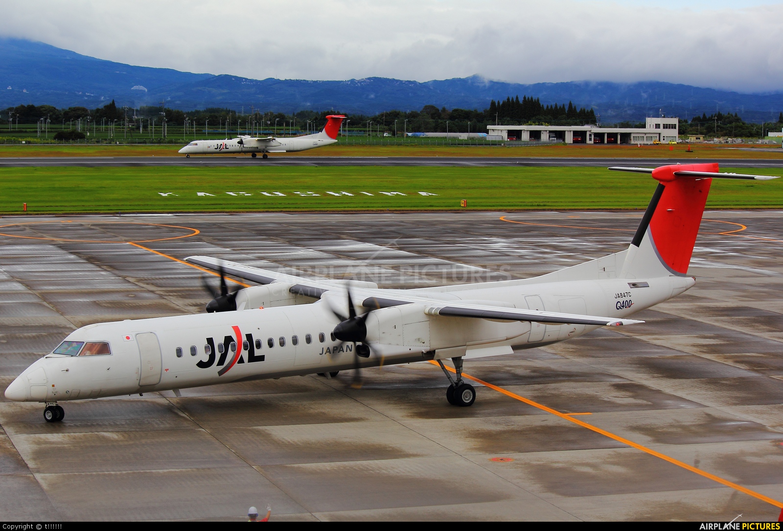 JAL- Japan Air Commuter de Havilland Canada DHC-8-400Q