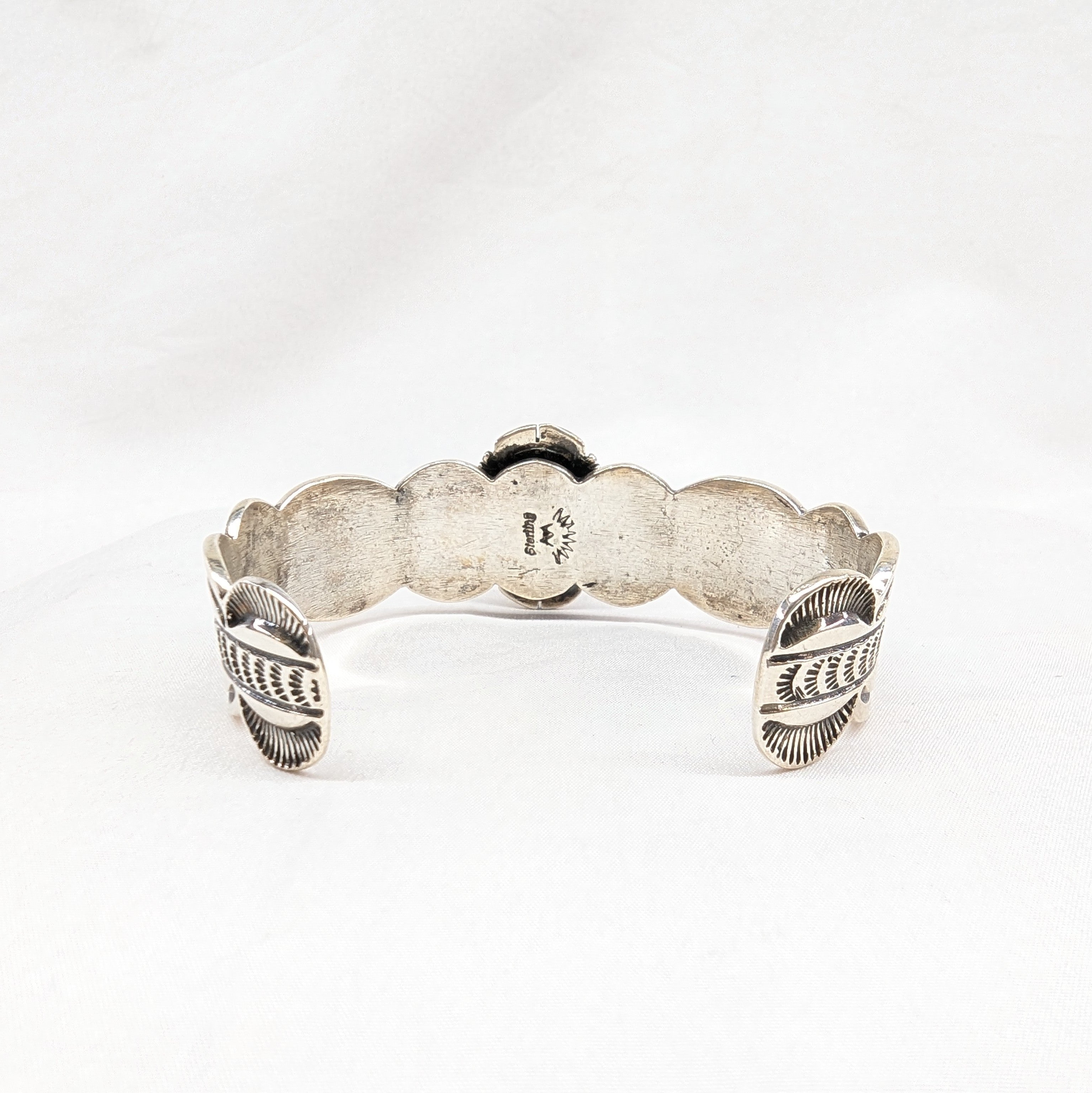 ホワイトバッファローバングル 《Navajo族》スタンプワーク – ALZUNI