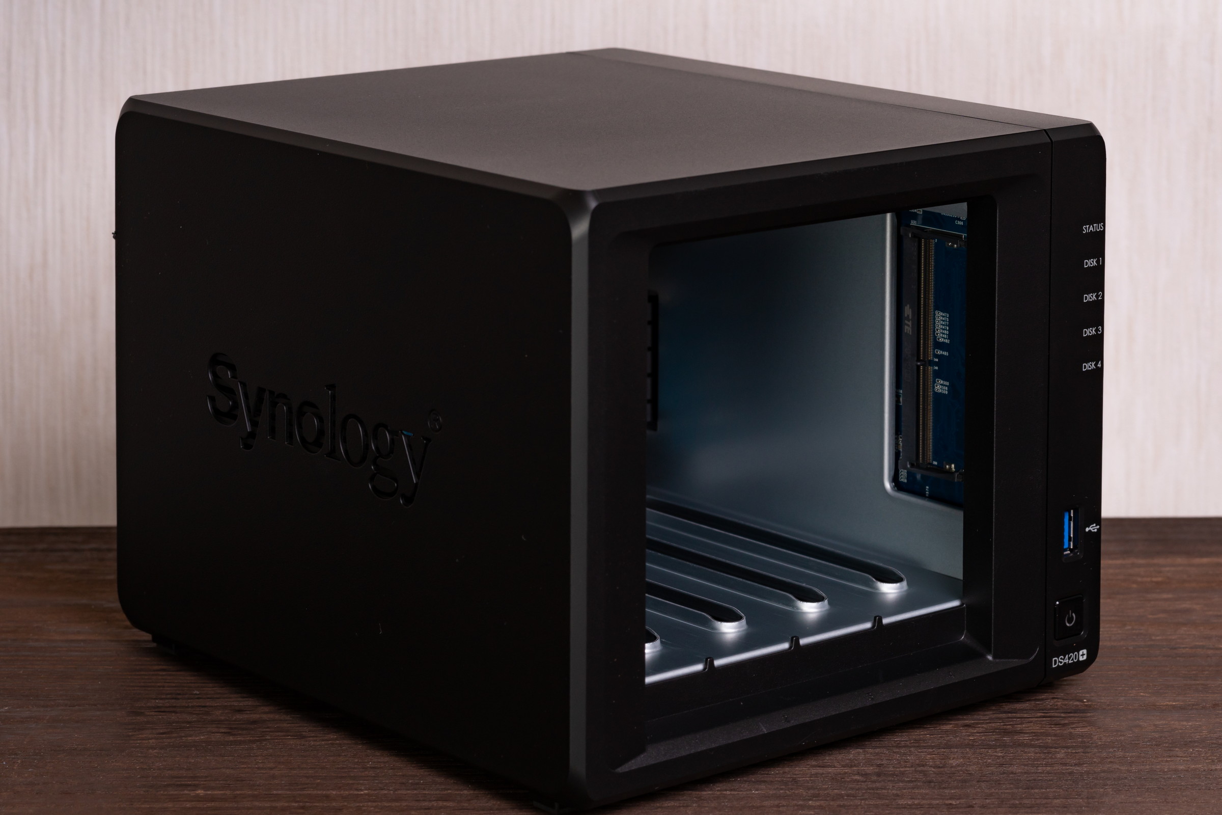 Synology DS420+と4つのHDDのRAID6で作るNAS ～組立・メモリ増設・設置