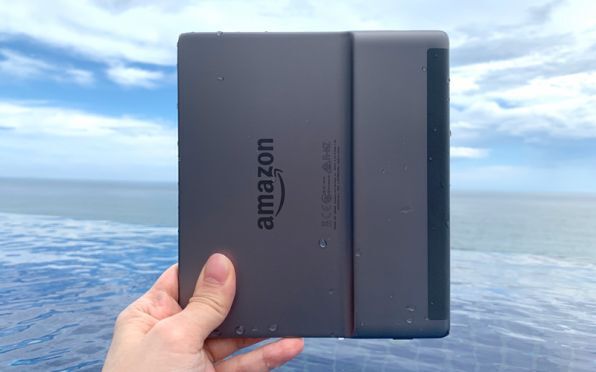 ASCII.jp：新Kindle Oasis（第10世代）は防水仕様で旅に最適 (1/2)
