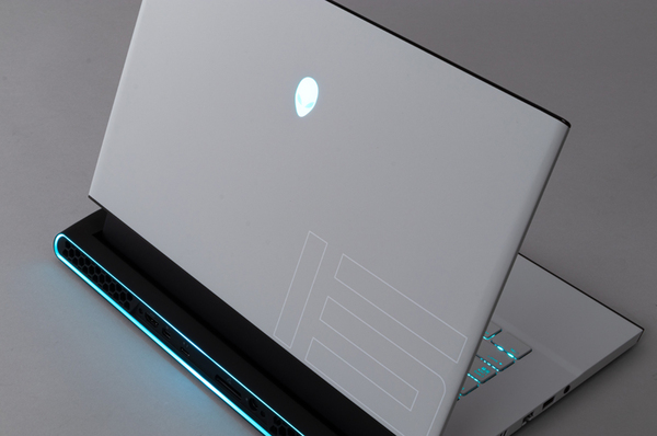 ASCII.jp：300Hz液晶に衝撃、高性能のまま薄くなった「ALIENWARE m15