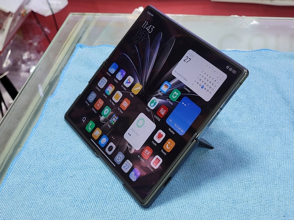 ASCII.jp：5.4mmの極薄折りたたみスマホ、シャオミ「Xiaomi MIX Fold 2