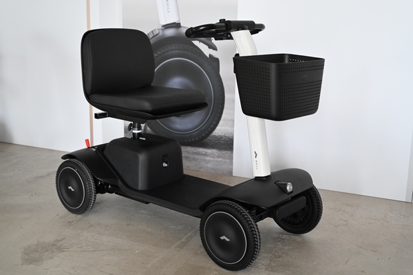 ASCII.jp：WHILL、かっこいいシニアカー「WHILL Model S」