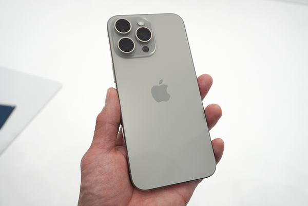 ASCII.jp：アップル「iPhone 15 Pro」チタン筐体が美しい！【現地レポ】