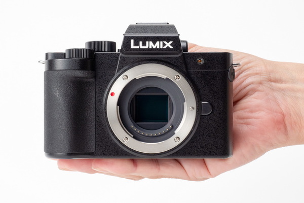 ASCII.jp：8万円台で買える超小型ミラーレスカメラ「LUMIX G100D」実機