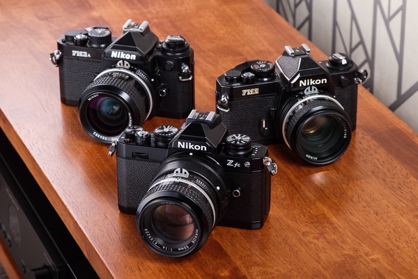 ASCII.jp：これ、なんか手にしっくりくる。ニコンの一眼レフカメラ「Z