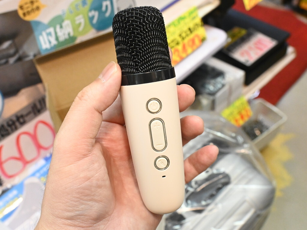 自宅で超気軽にカラオケ！ 手のひらに乗る大きさのカラオケセットが