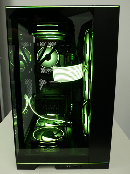 ASCII.jp：LianLiのケースにファン10基！ 超映えるが組立はかなり面倒