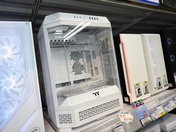 ASCII.jp：魅せるPCを組むならコレ！Thermaltakeの“八角柱”PCケース