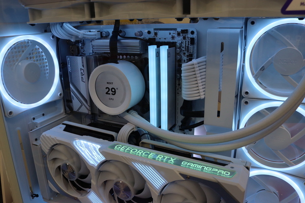 ASCII.jp：“刻印が無くてイイネ” シンプルに光るDDR5メモリーが